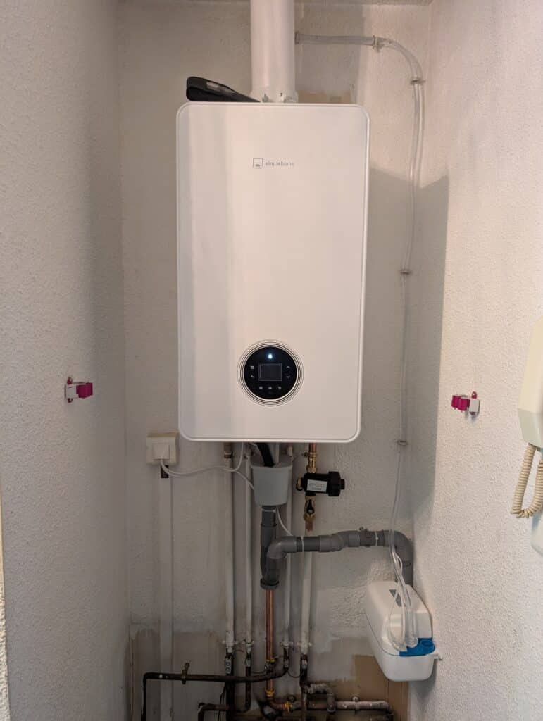 installation-chaudiere-unite Chaudière à gaz installée dans une petite pièce, montrant un espace de chauffage compact et fonctionnel.