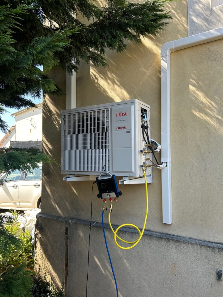 Vue d'une pompe à chaleur placée sur le côté d'une maison, représentant une option durable pour le chauffage résidentiel.